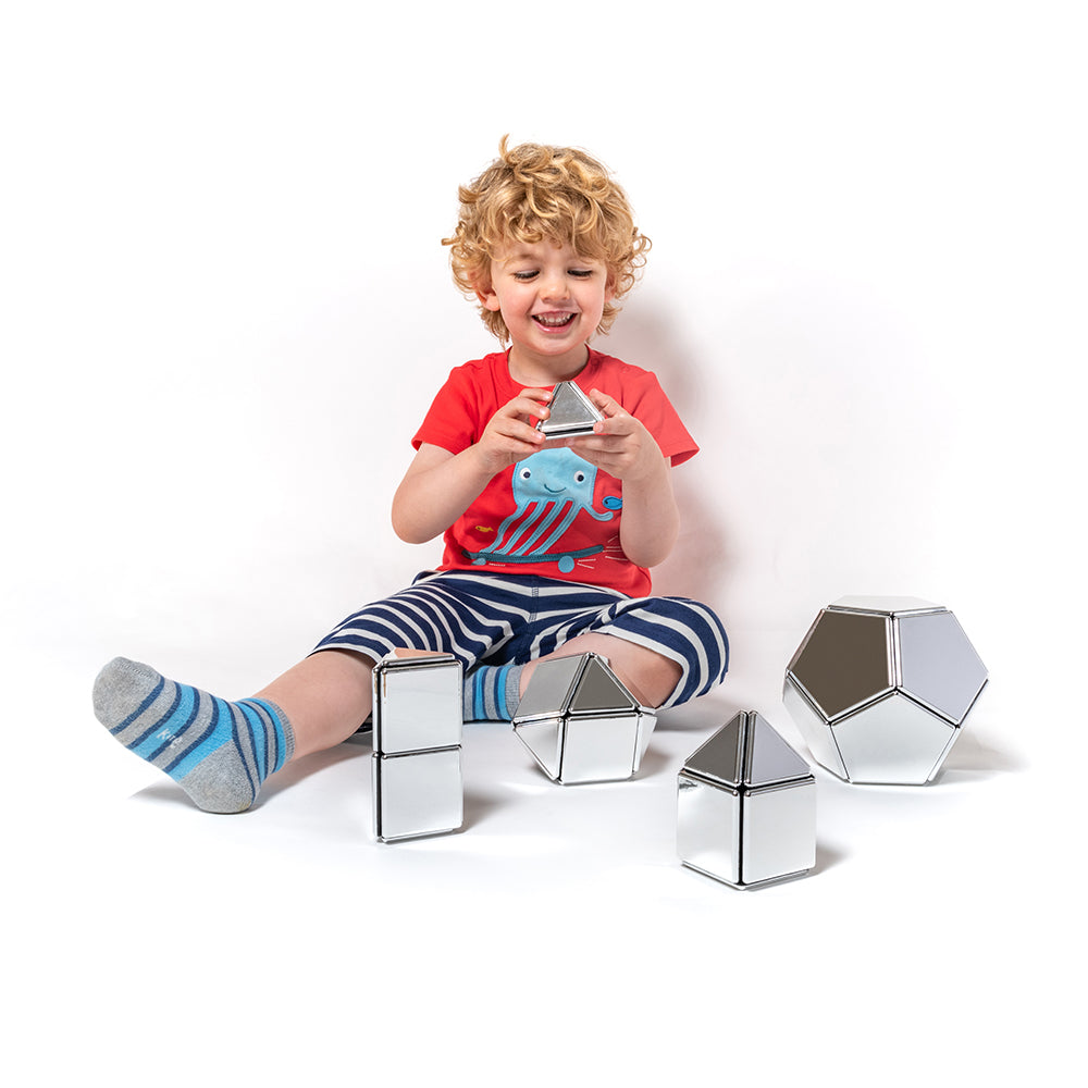 Building shapes with Mirrored Magnetic Polydrons