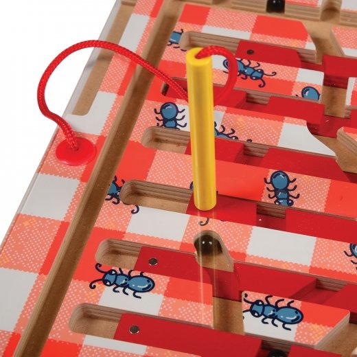 Close-up o Picnic Crumb Challenge Magnetic Maze Game